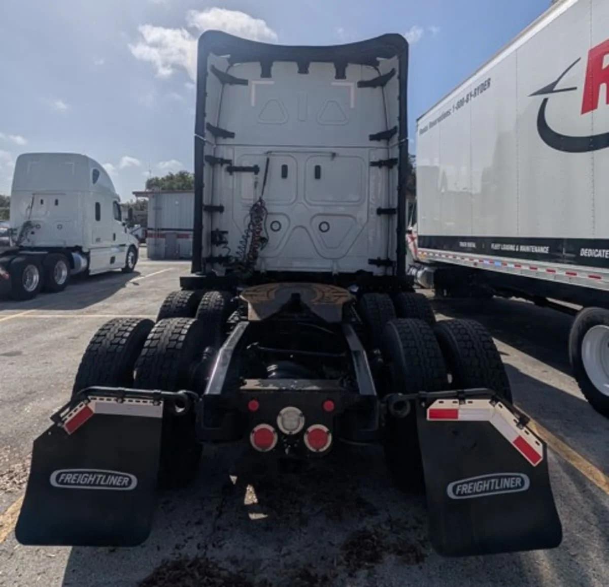 2022 Freightliner Cascadia in Jacksonville, FL — photo 3