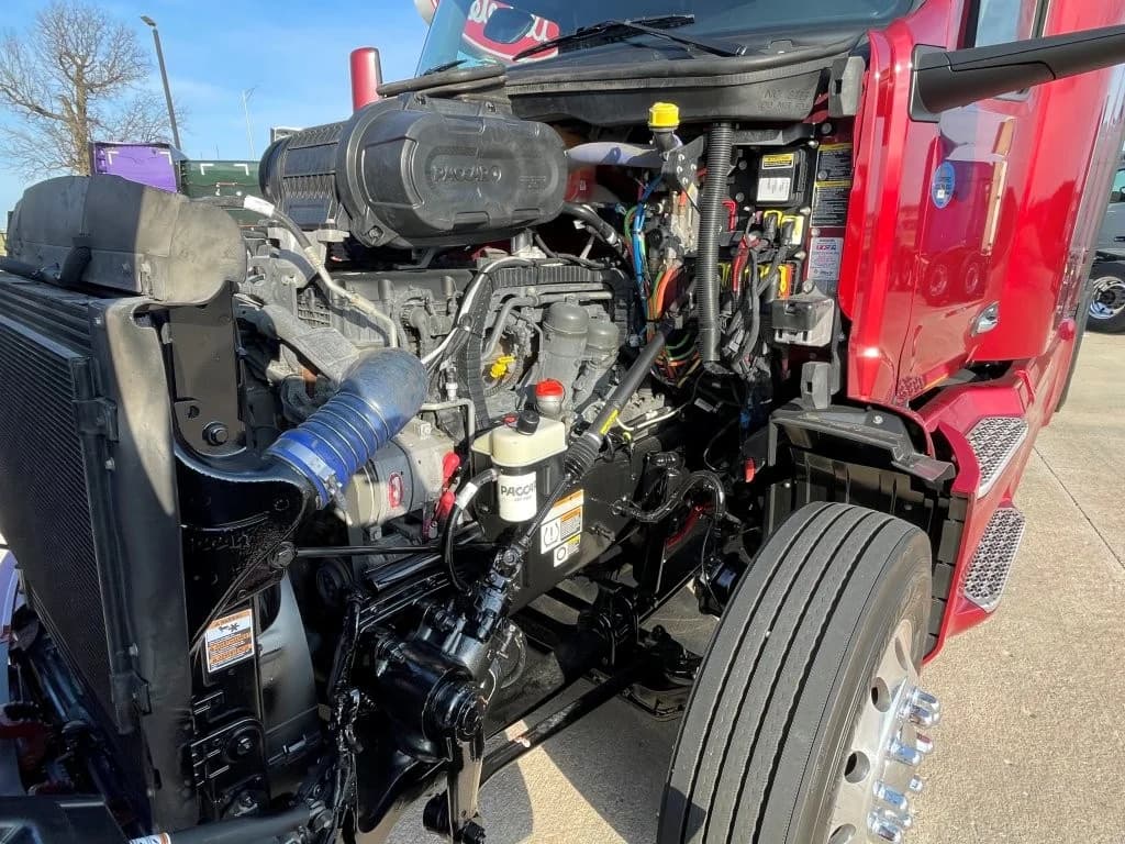 2023 Peterbilt 579 in Louisville, KY — photo 9