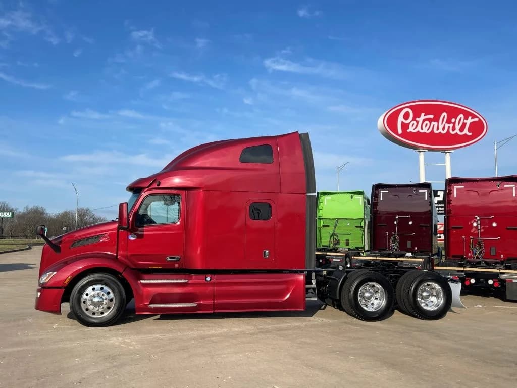2023 Peterbilt 579 in Louisville, KY — photo 2