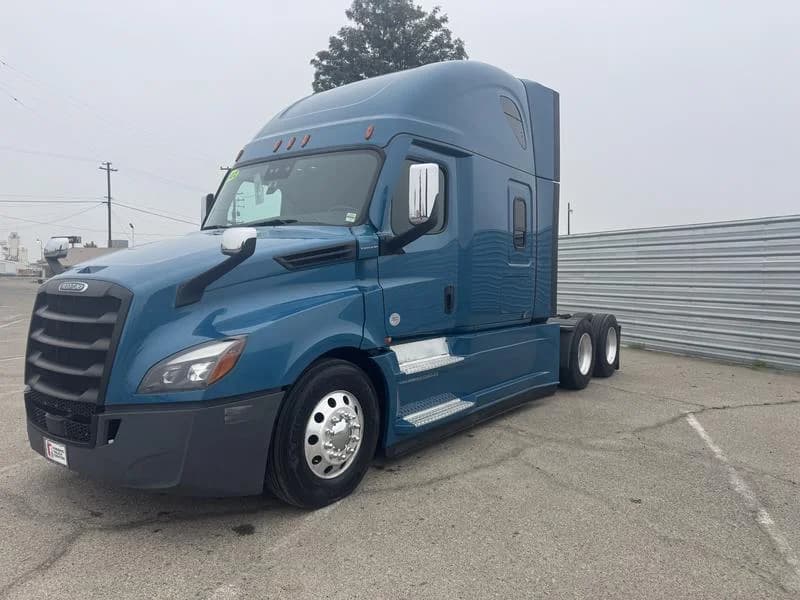 2022 Freightliner Cascadia in Fresno