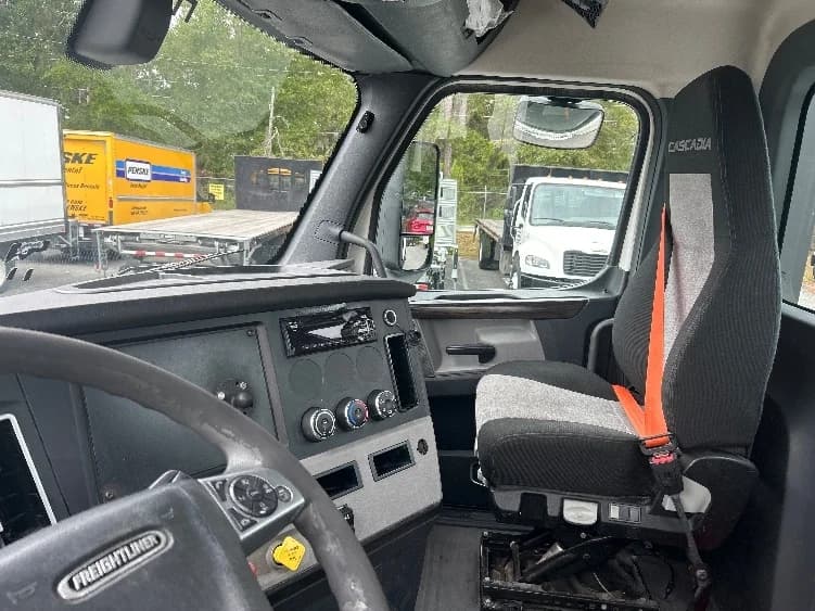 2020 Freightliner Cascadia in Tallahassee, FL — photo 10
