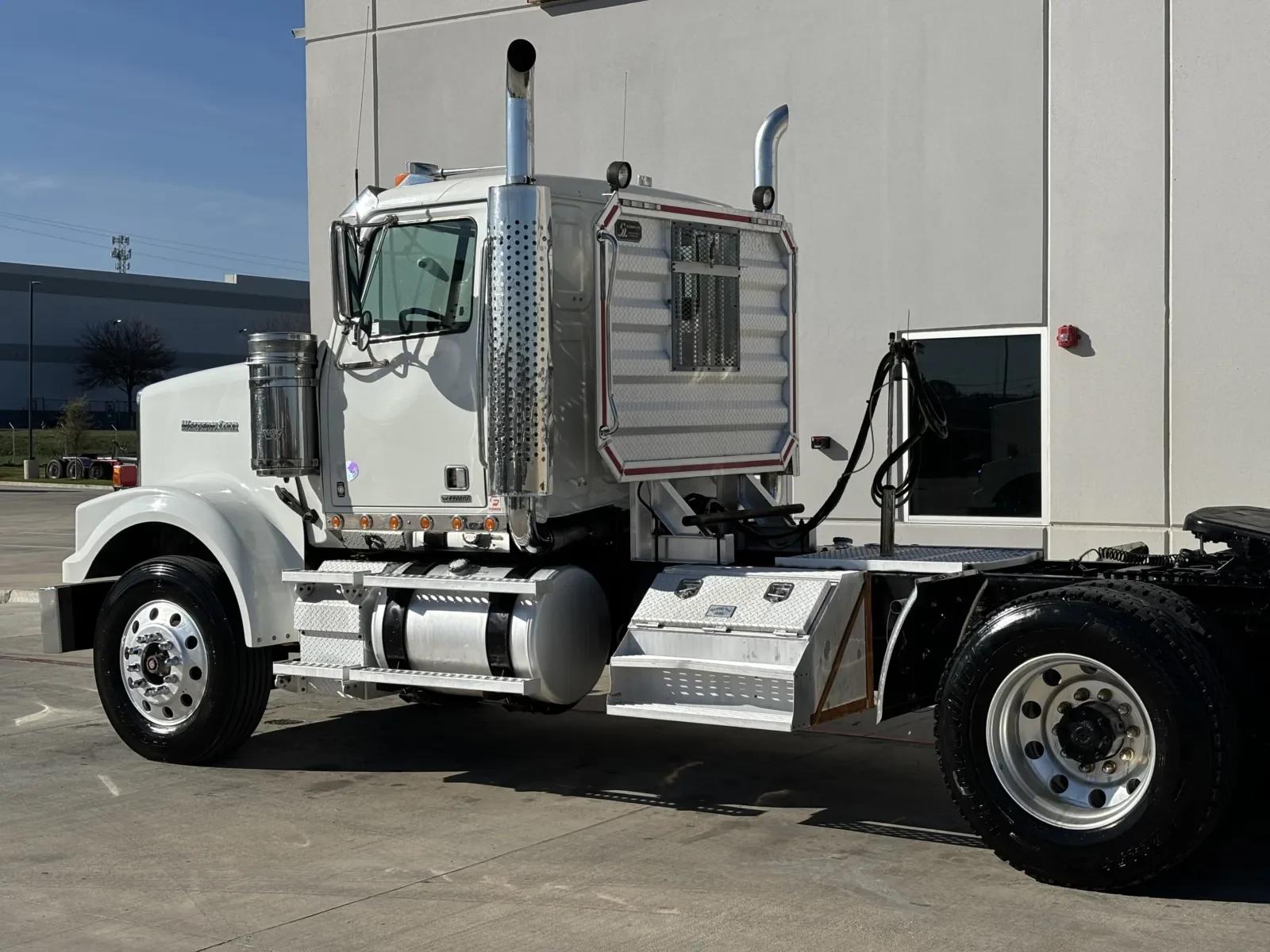 2015 Western Star 4900 in Hutchins, TX — photo 8