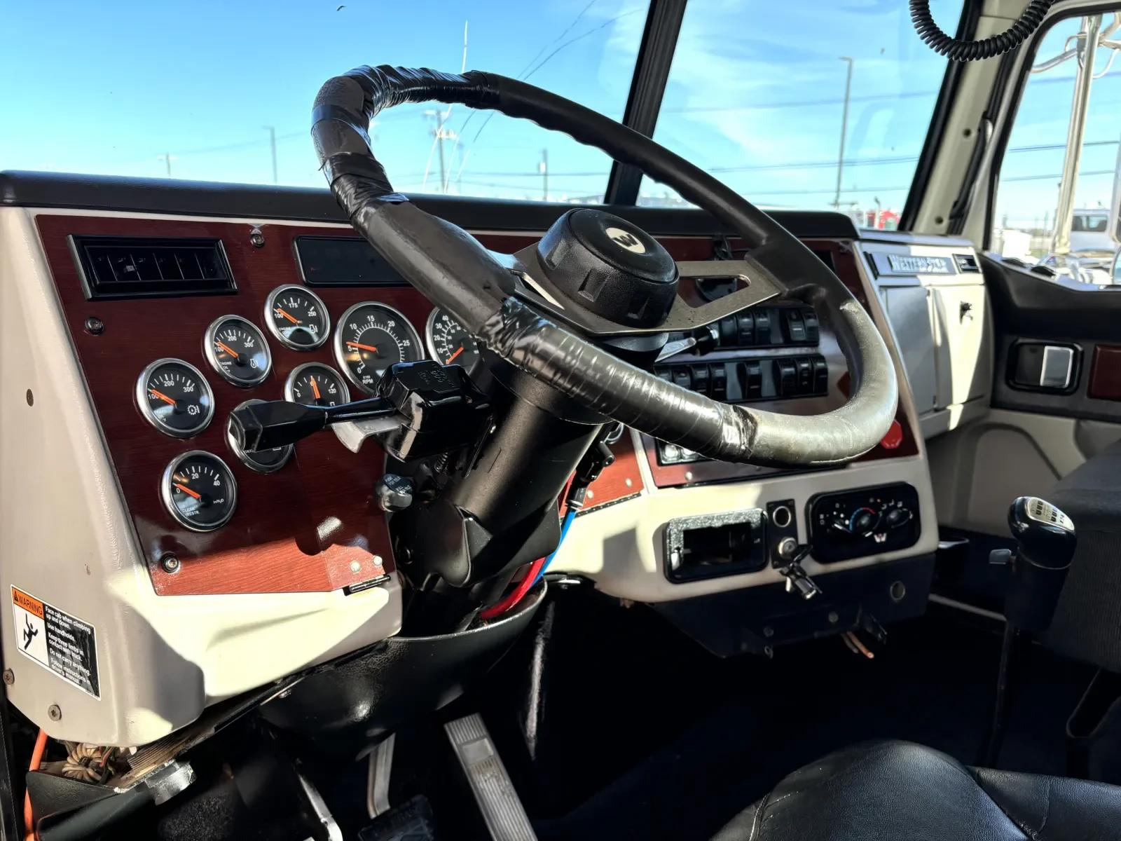 2015 Western Star 4900 in Hutchins, TX — photo 15