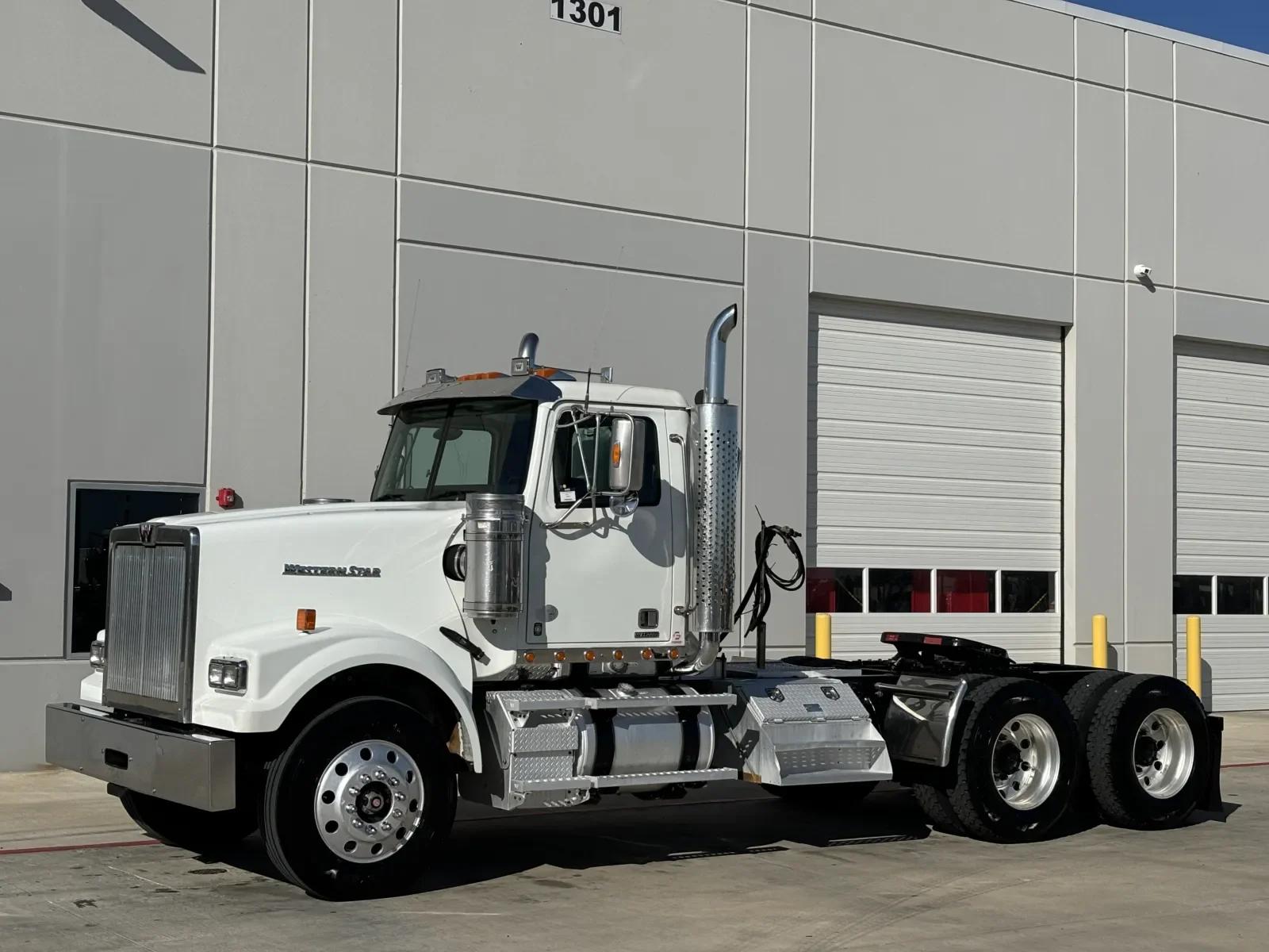 2015 Western Star 4900 in Hutchins, TX — photo 2