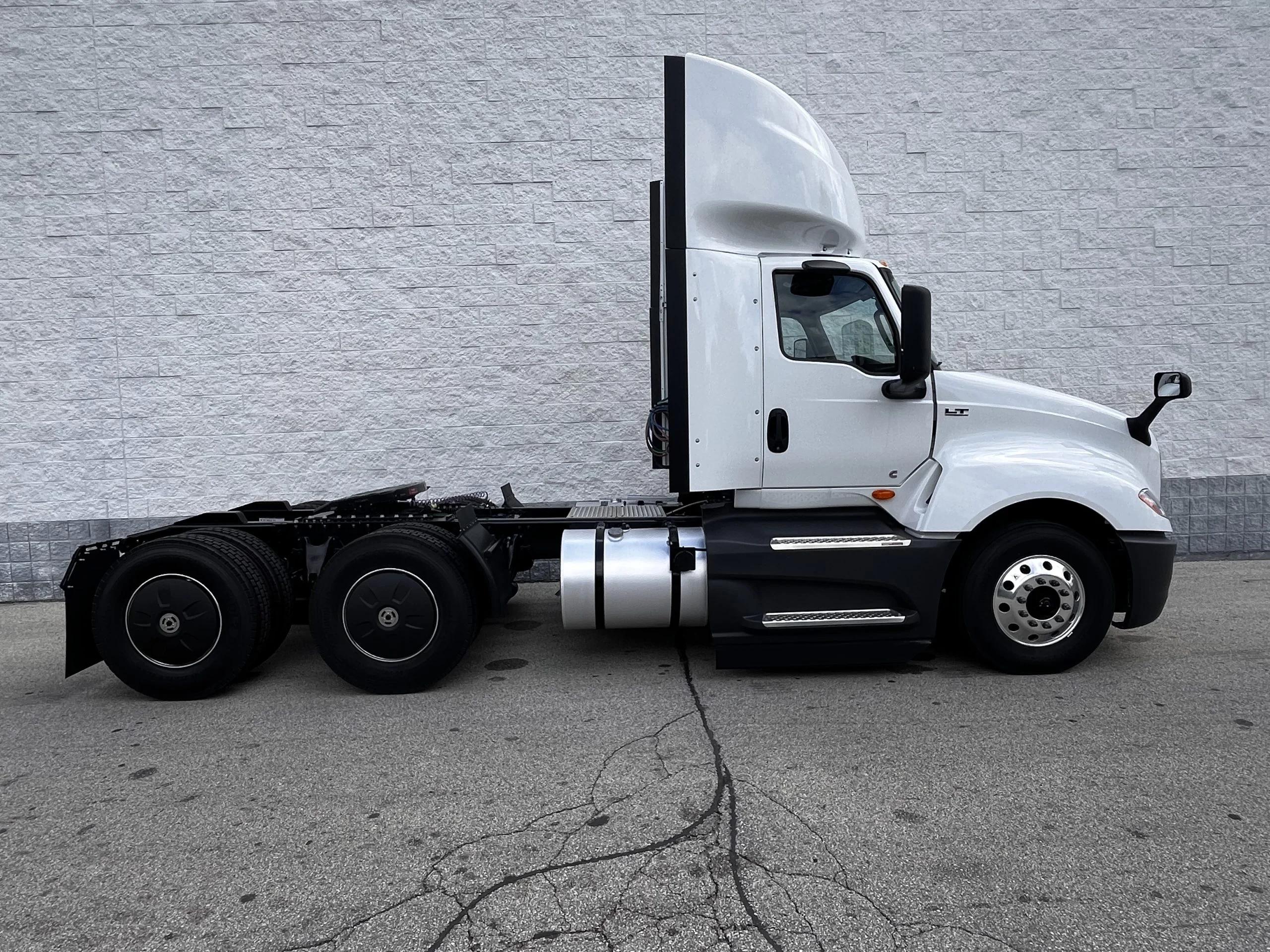 2025 International LT — photo 2