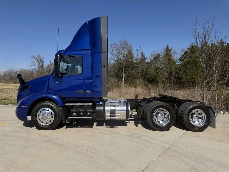 2024 Volvo VNR 640 in Memphis, TN — photo 2