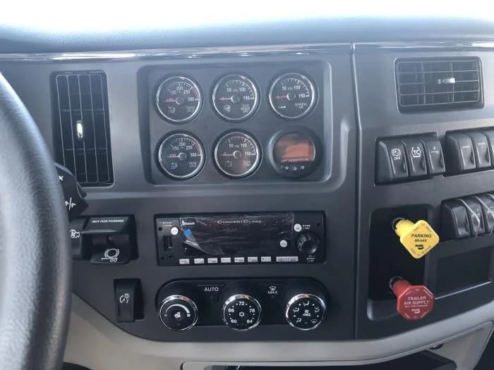 2024 Peterbilt 579 in San Diego, CA — photo 3