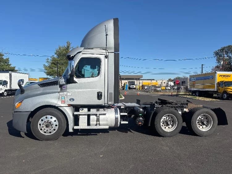 2020 Freightliner Cascadia in Cranbury, NJ — photo 4