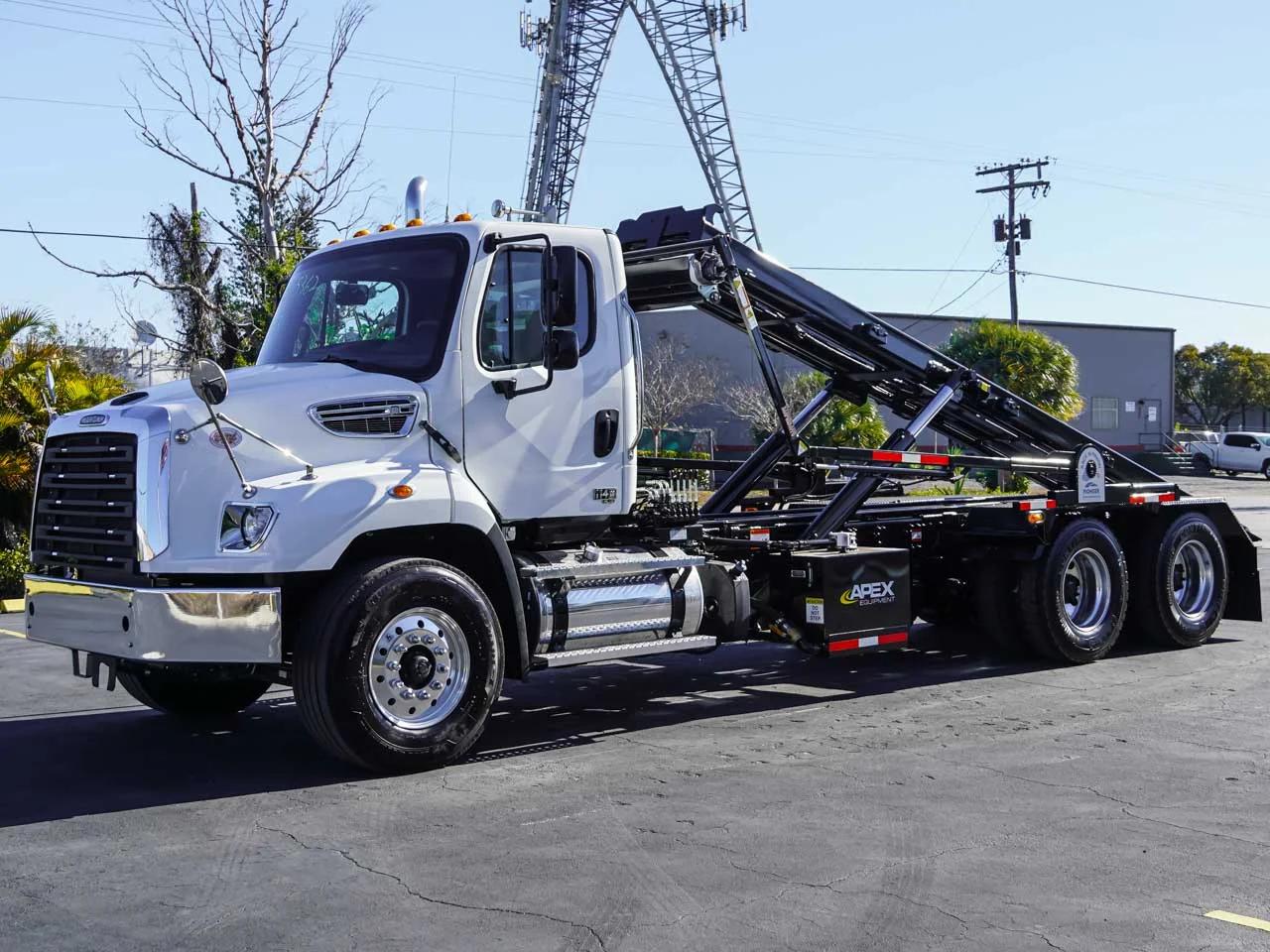 2025 Peterbilt 548 — photo 2