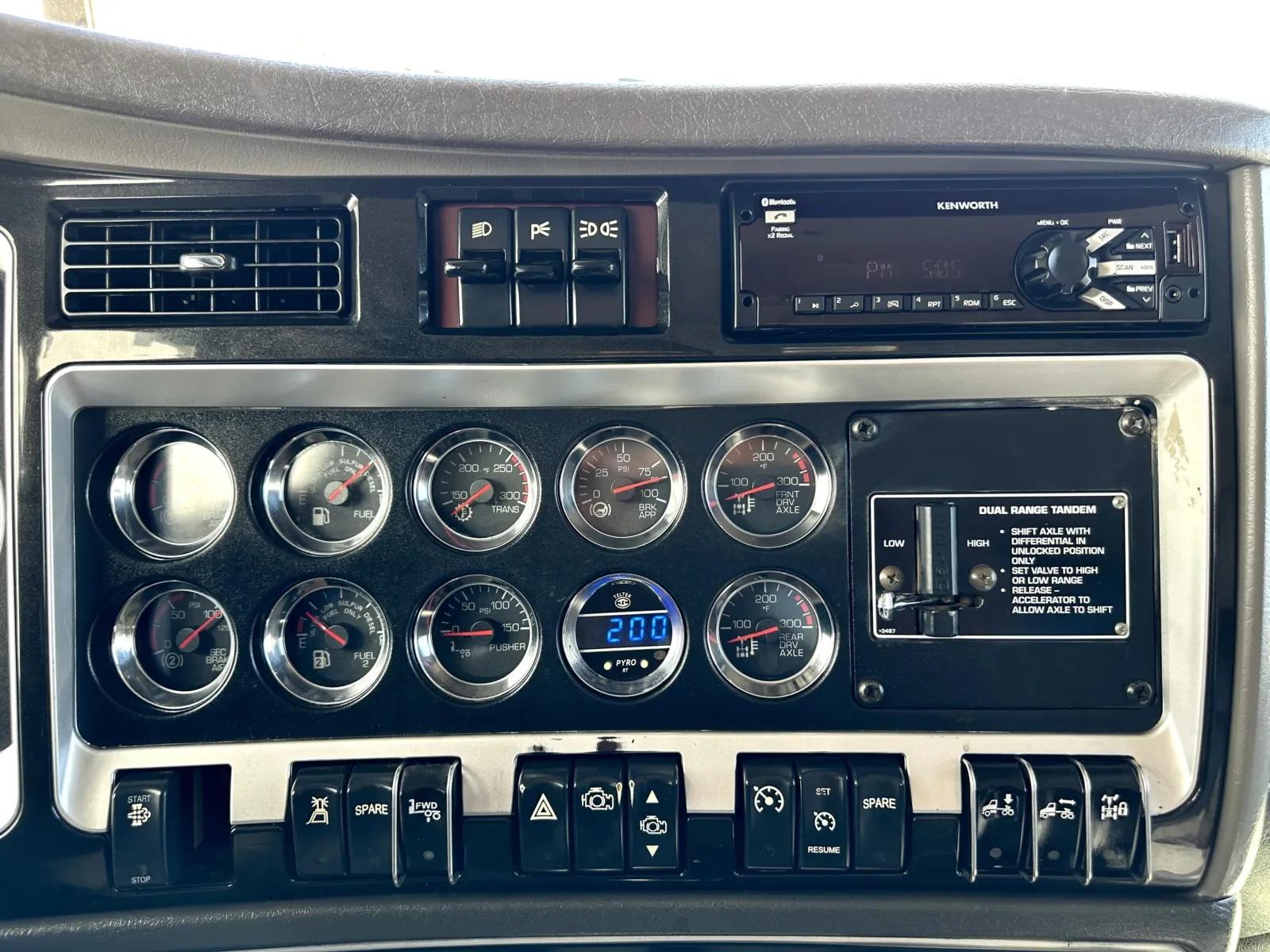 2014 Kenworth T800 in Hutchins, TX — photo 18