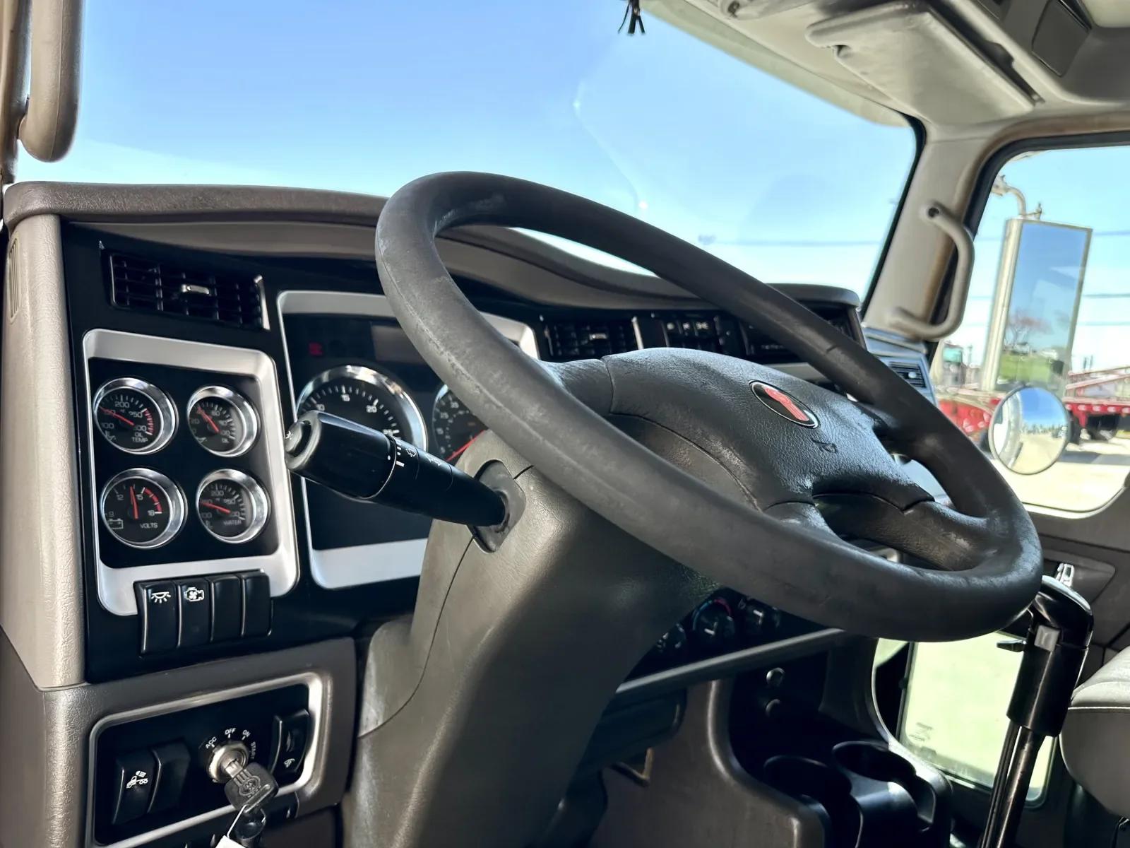 2014 Kenworth T800 in Hutchins, TX — photo 15