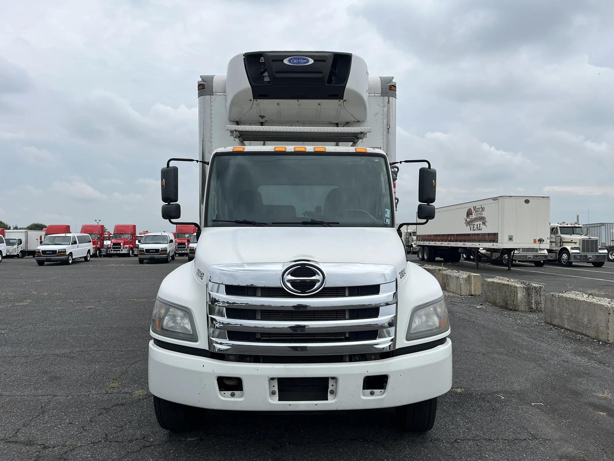 2018 Hino 338 — photo 2