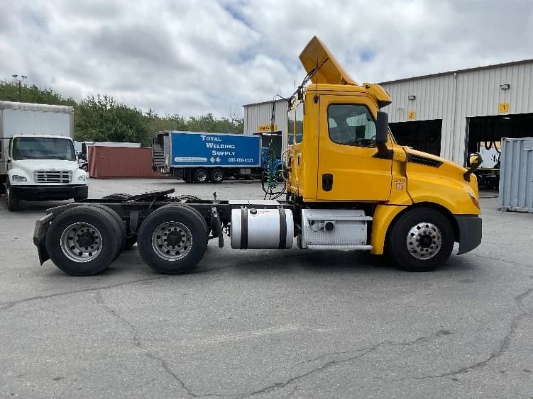 2019 Freightliner Cascadia in New Bedford, MA — photo 8
