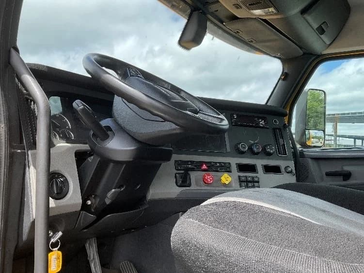 2019 Freightliner Cascadia in New Bedford, MA — photo 10