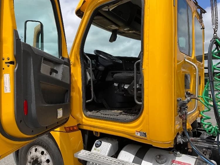 2019 Freightliner Cascadia in New Bedford, MA — photo 9