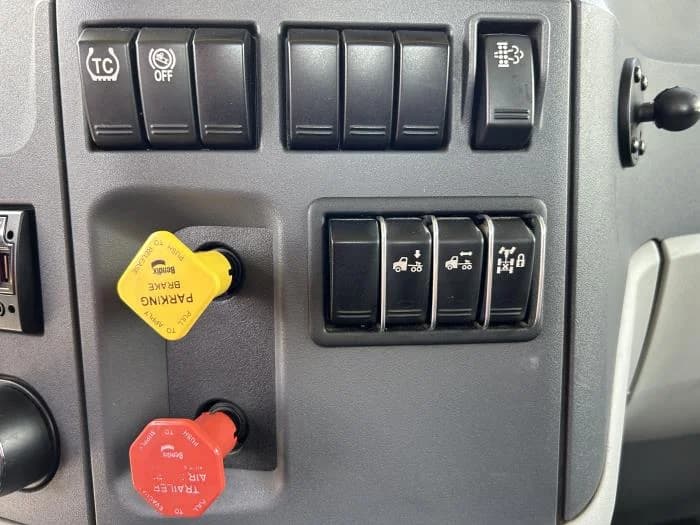 2021 Peterbilt 579 in Orlando, FL — photo 8
