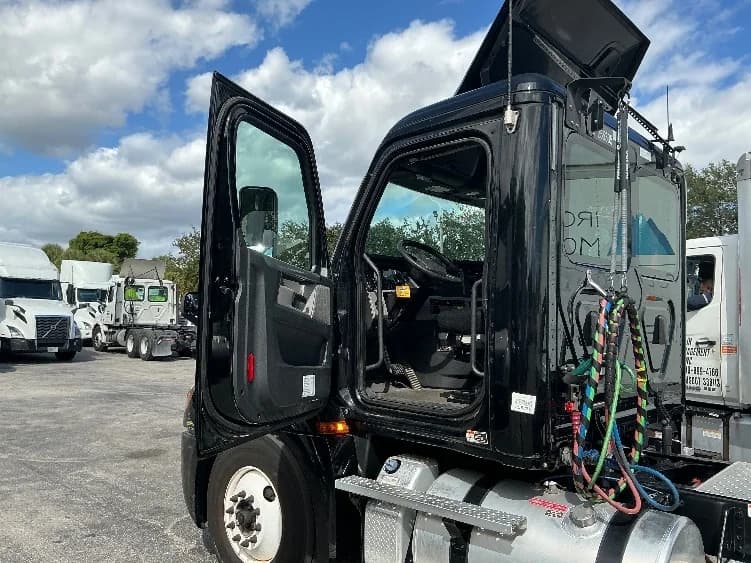 2019 Freightliner Cascadia in Medley, FL — photo 9