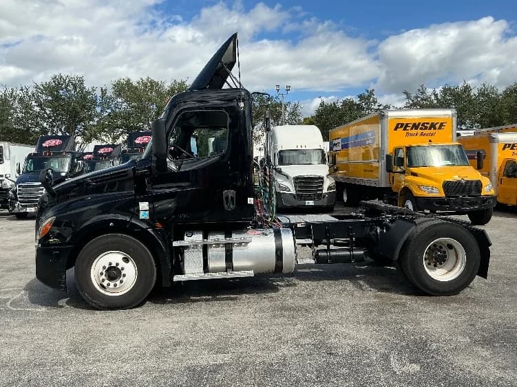 2019 Freightliner Cascadia in Medley, FL — photo 4