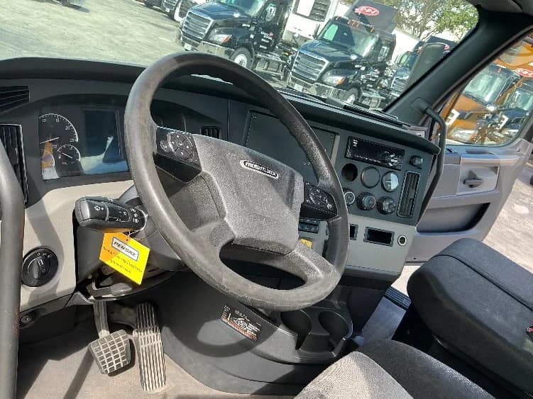 2019 Freightliner Cascadia in Medley, FL — photo 10