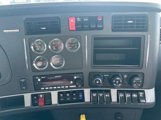 2023 Kenworth T880 in Fontana, CA — photo 4