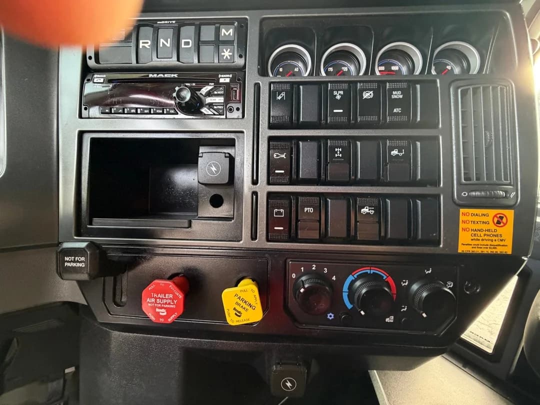 2020 Mack Anthem in HOUSTON, TX — photo 11