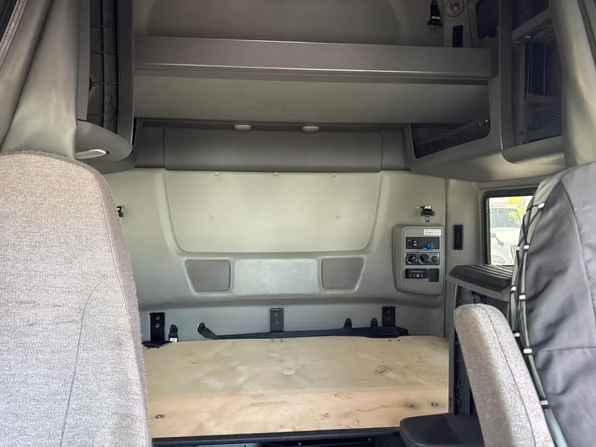 2020 International LT in Bolingbrook, IL — photo 8