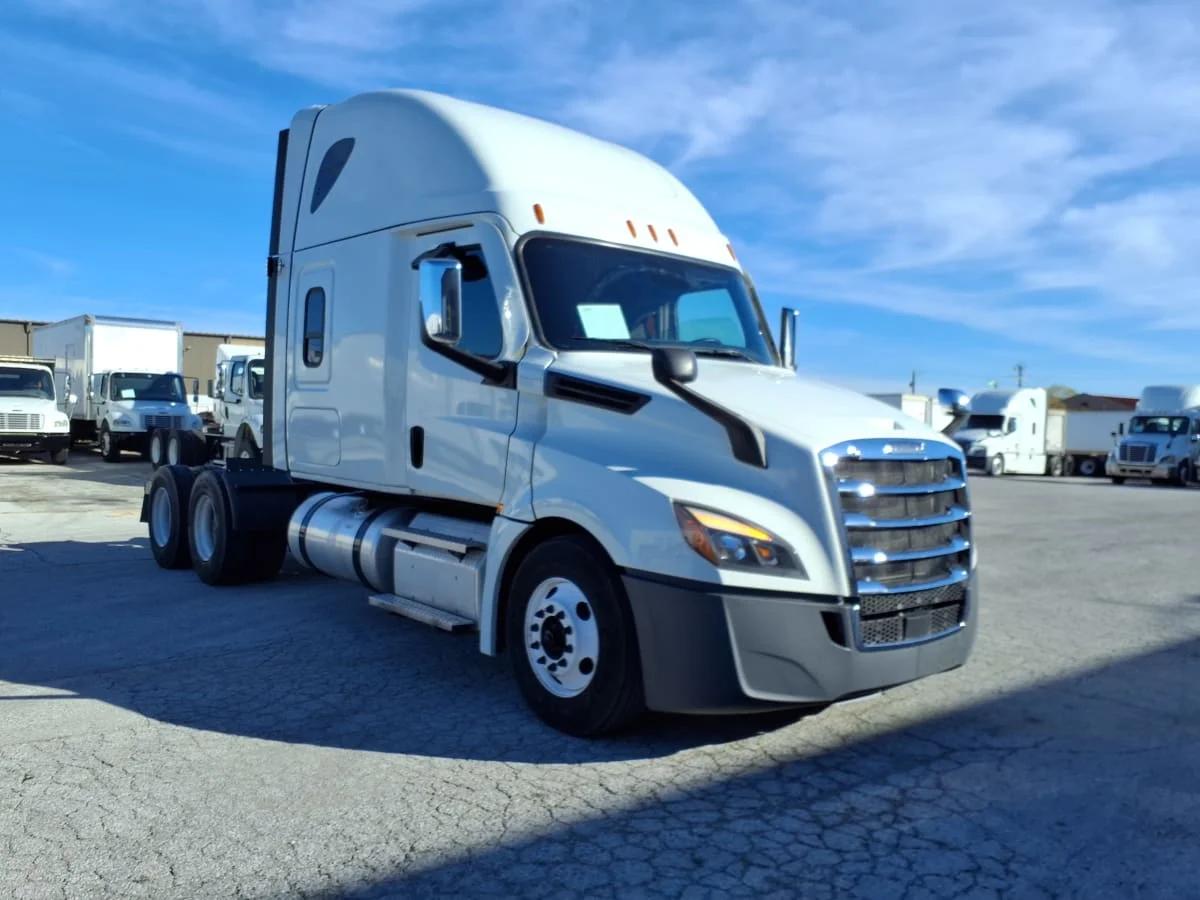 2022 Freightliner Cascadia in Fort Worth, TX — photo 3