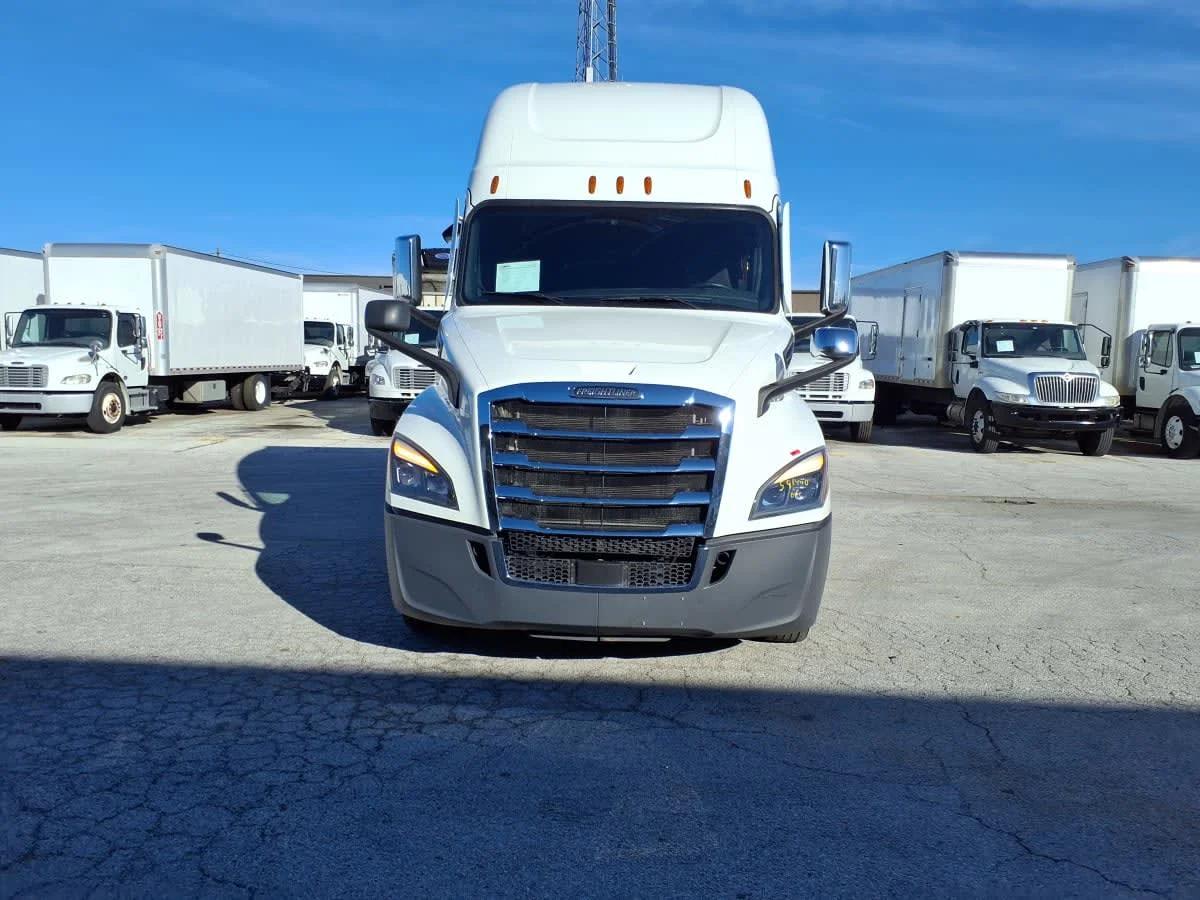 2022 Freightliner Cascadia in Fort Worth, TX — photo 2