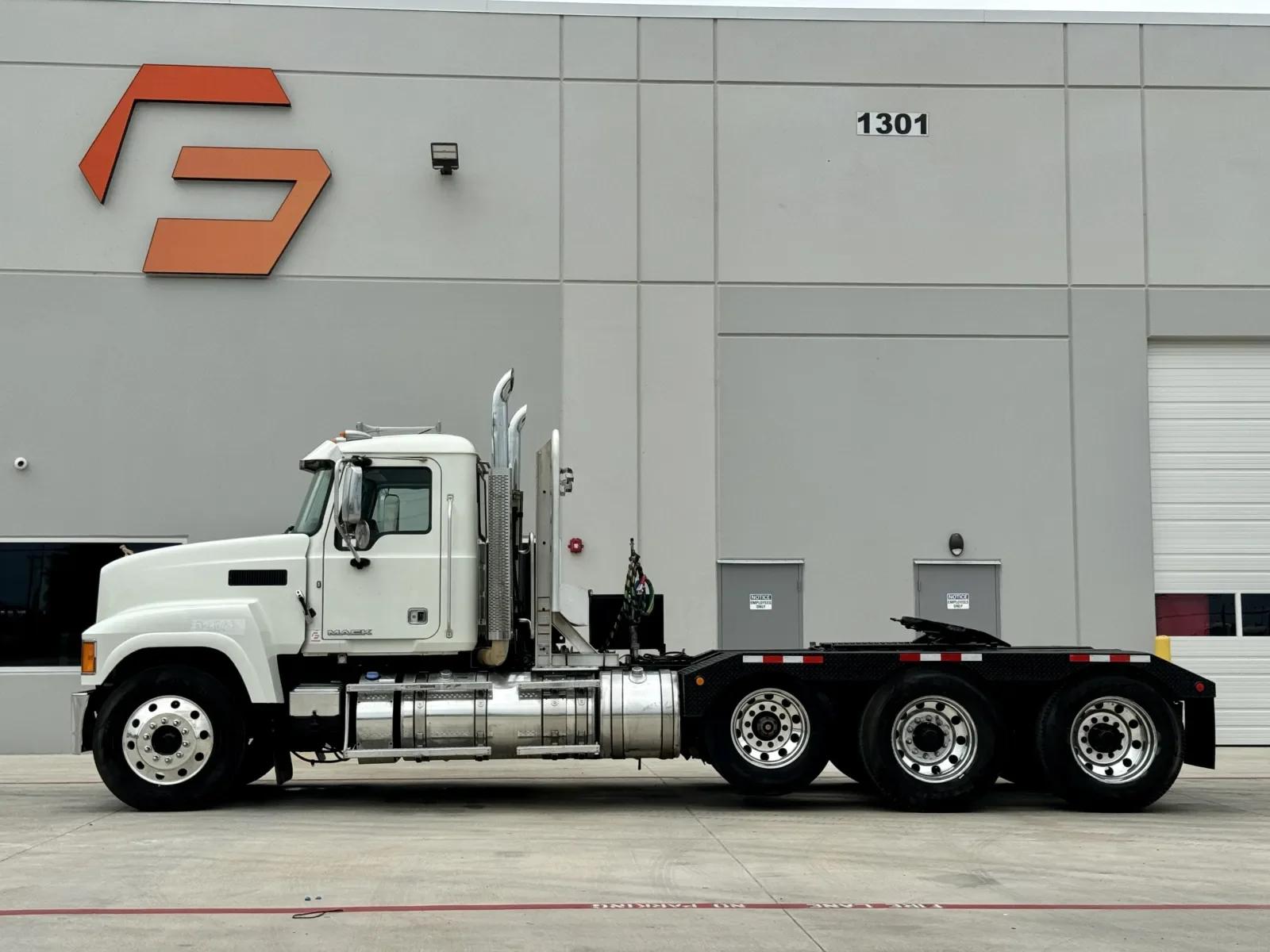 2015 Mack Pinnacle in Hutchins, TX — photo 4