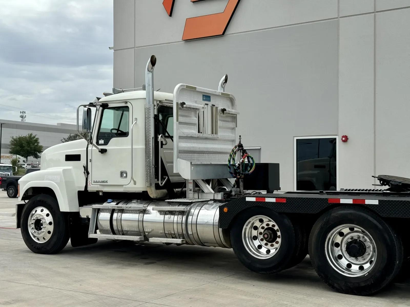 2015 Mack Pinnacle in Hutchins, TX — photo 8