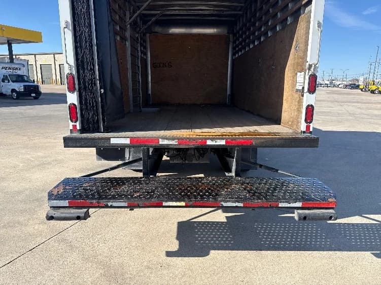 2021 Isuzu NRR in Arlington, TX — photo 9