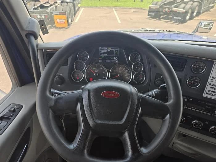 2022 Peterbilt 579 in Memphis, TN — photo 12