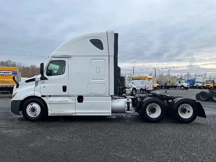 2023 Freightliner Cascadia in Lacey, WA — photo 4