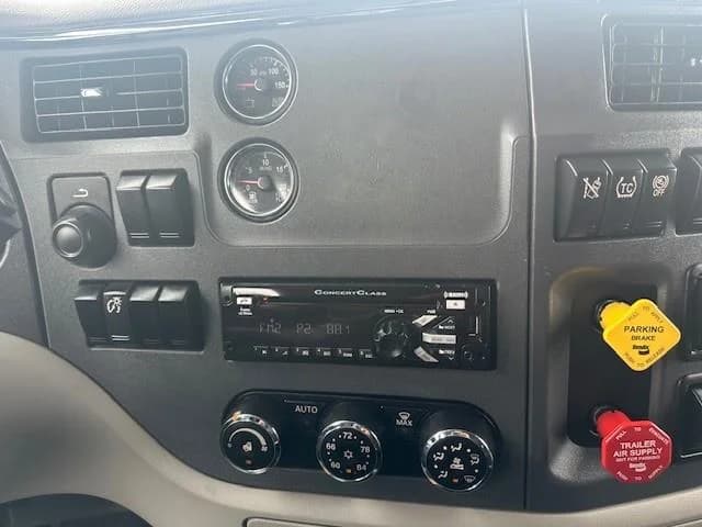 2021 Peterbilt 579 in Fontana, CA — photo 5