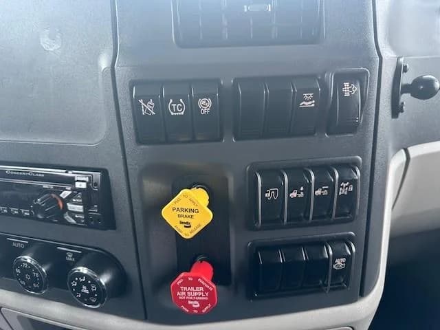 2021 Peterbilt 579 in Fontana, CA — photo 3