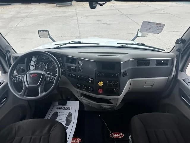2021 Peterbilt 579 in Fontana, CA — photo 9