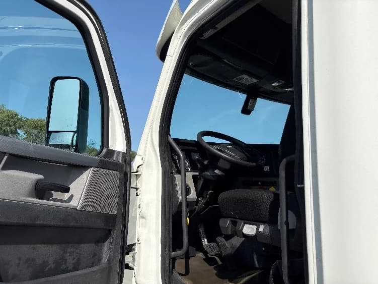 2019 Freightliner Cascadia in Lansing, MI — photo 9
