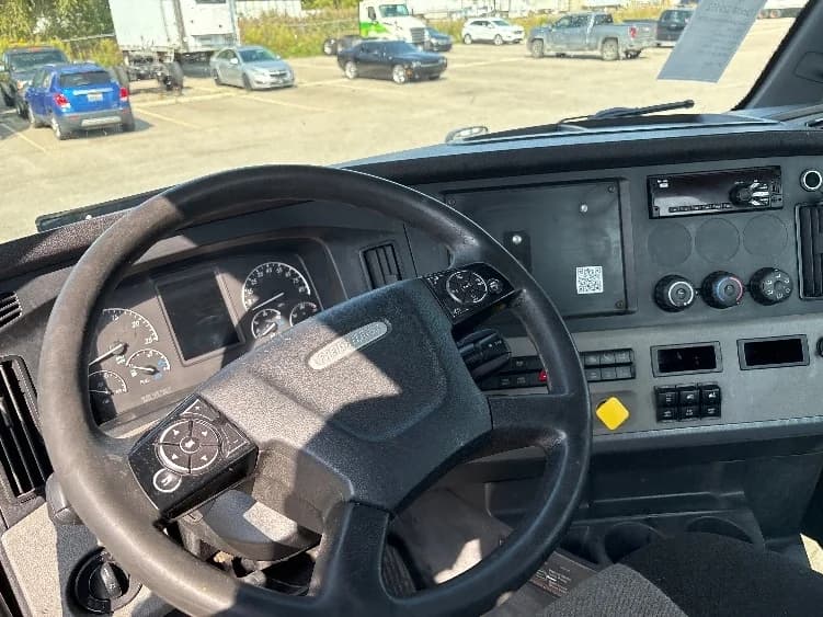 2019 Freightliner Cascadia in Lansing, MI — photo 10