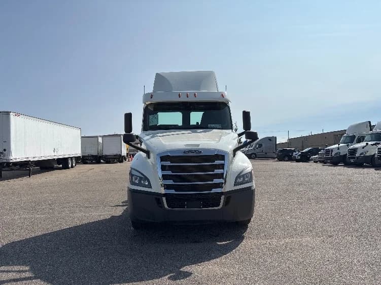 2019 Freightliner Cascadia in Lansing, MI — photo 2