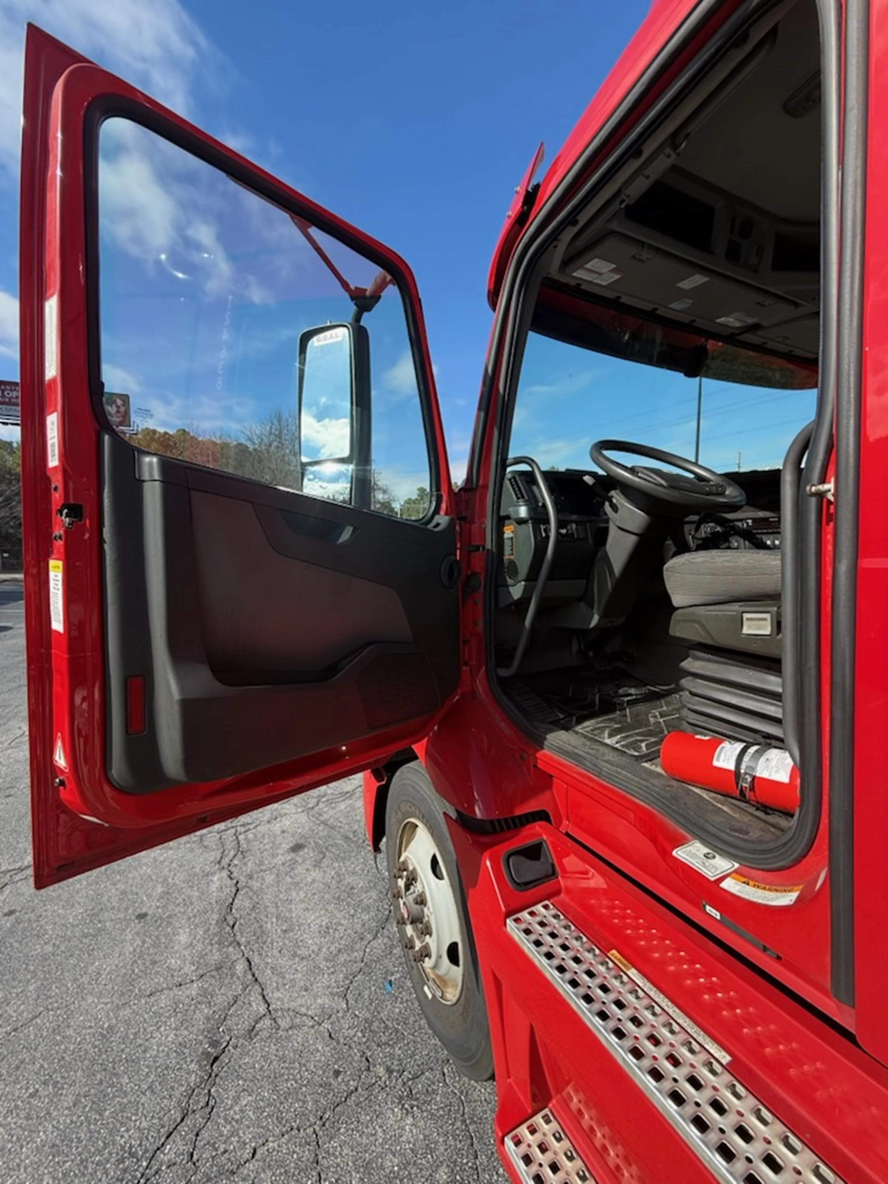 2021 Volvo VNR 640 in GUARDIAN ATLANTA, GA — photo 9