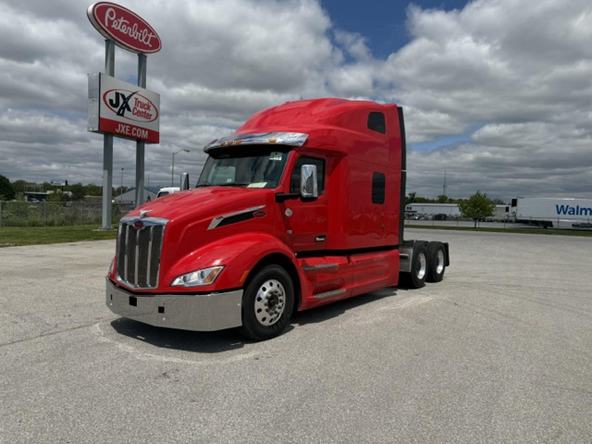 2023 Peterbilt 579 in Fort Wayne — photo 2