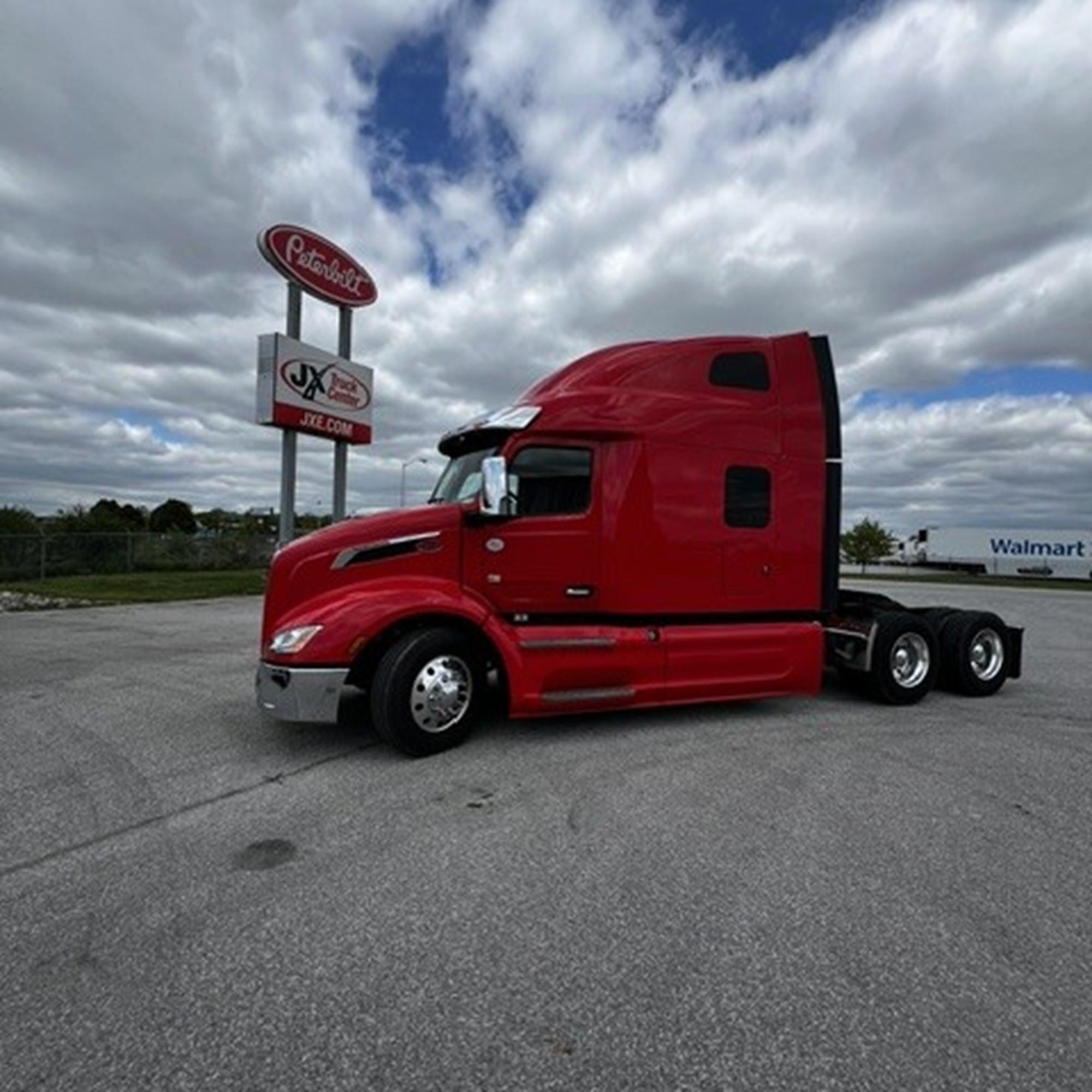 2023 Peterbilt 579 in Fort Wayne — photo 2