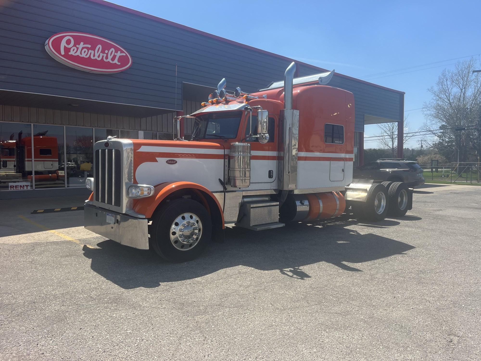2022 Peterbilt 389 in Grand Rapids — photo 2