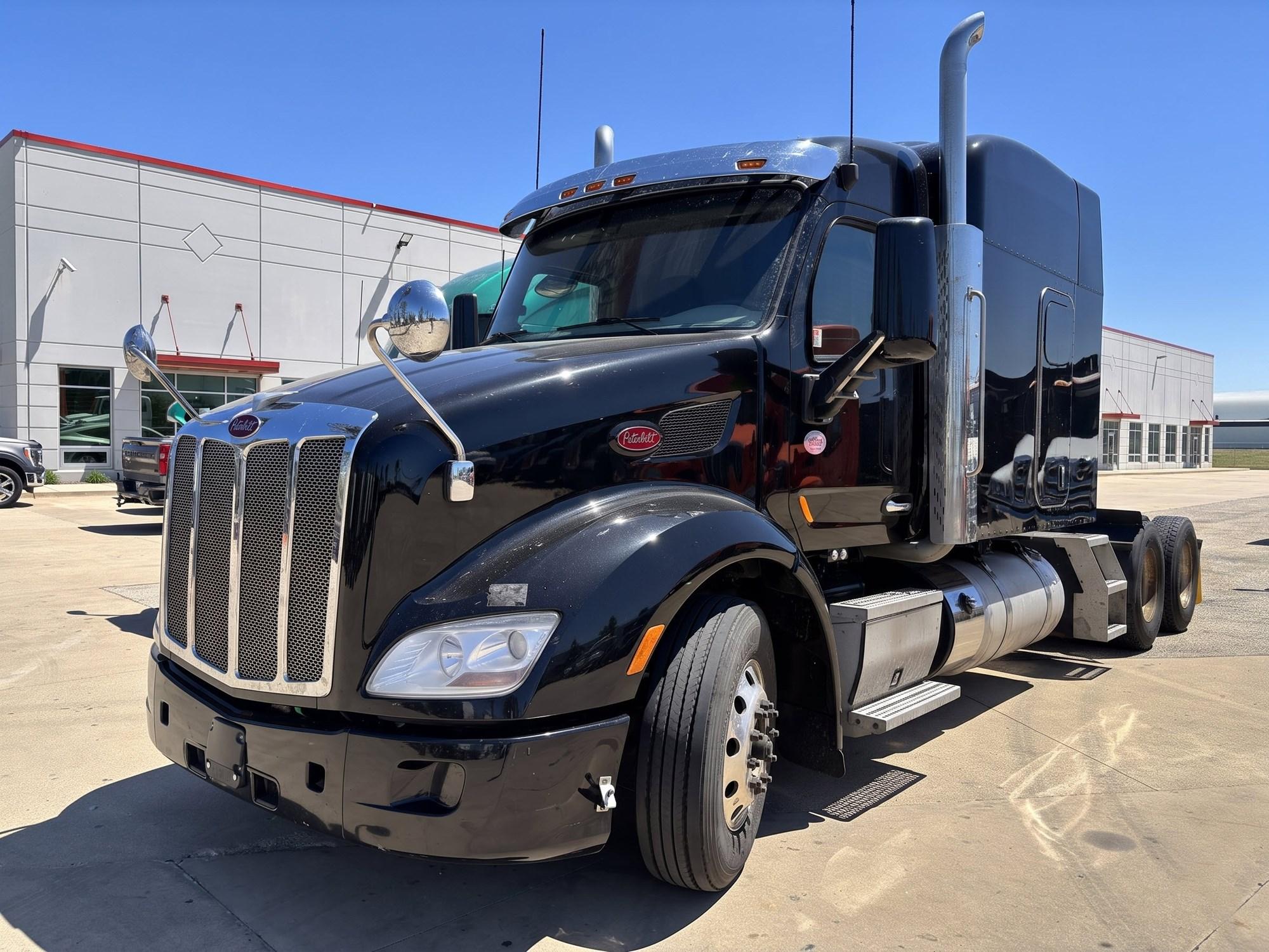 2021 Peterbilt 579 in Bolingbrook — photo 2