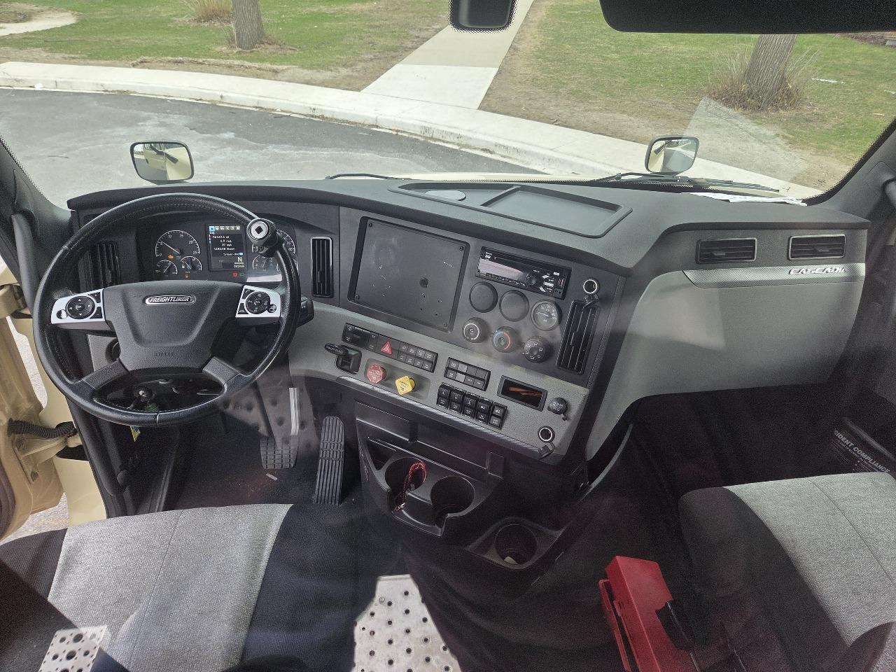 2020 Freightliner in York Street Elmhurst, IL — photo 10