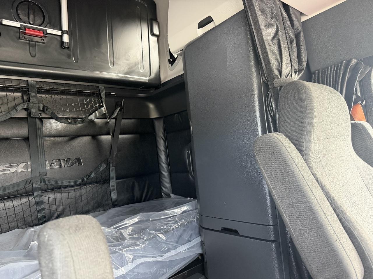 2023 Freightliner Cascadia in York Street Elmhurst, IL — photo 11