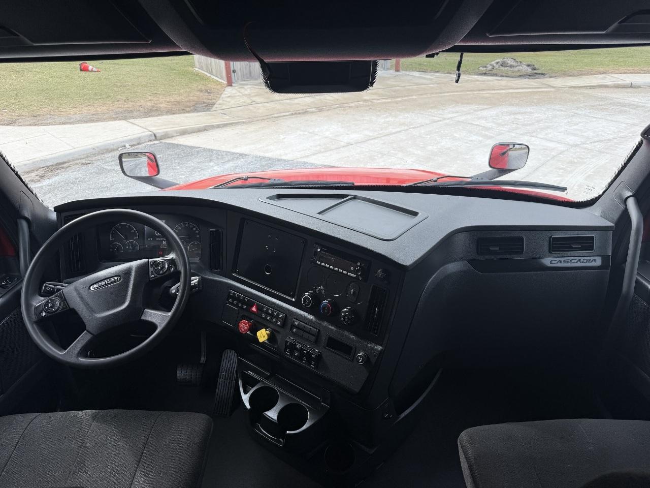 2023 Freightliner Cascadia in York Street Elmhurst, IL — photo 12