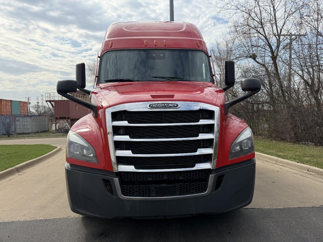 2023 Freightliner Cascadia in Frontage Road Shorewood, IL — photo 2
