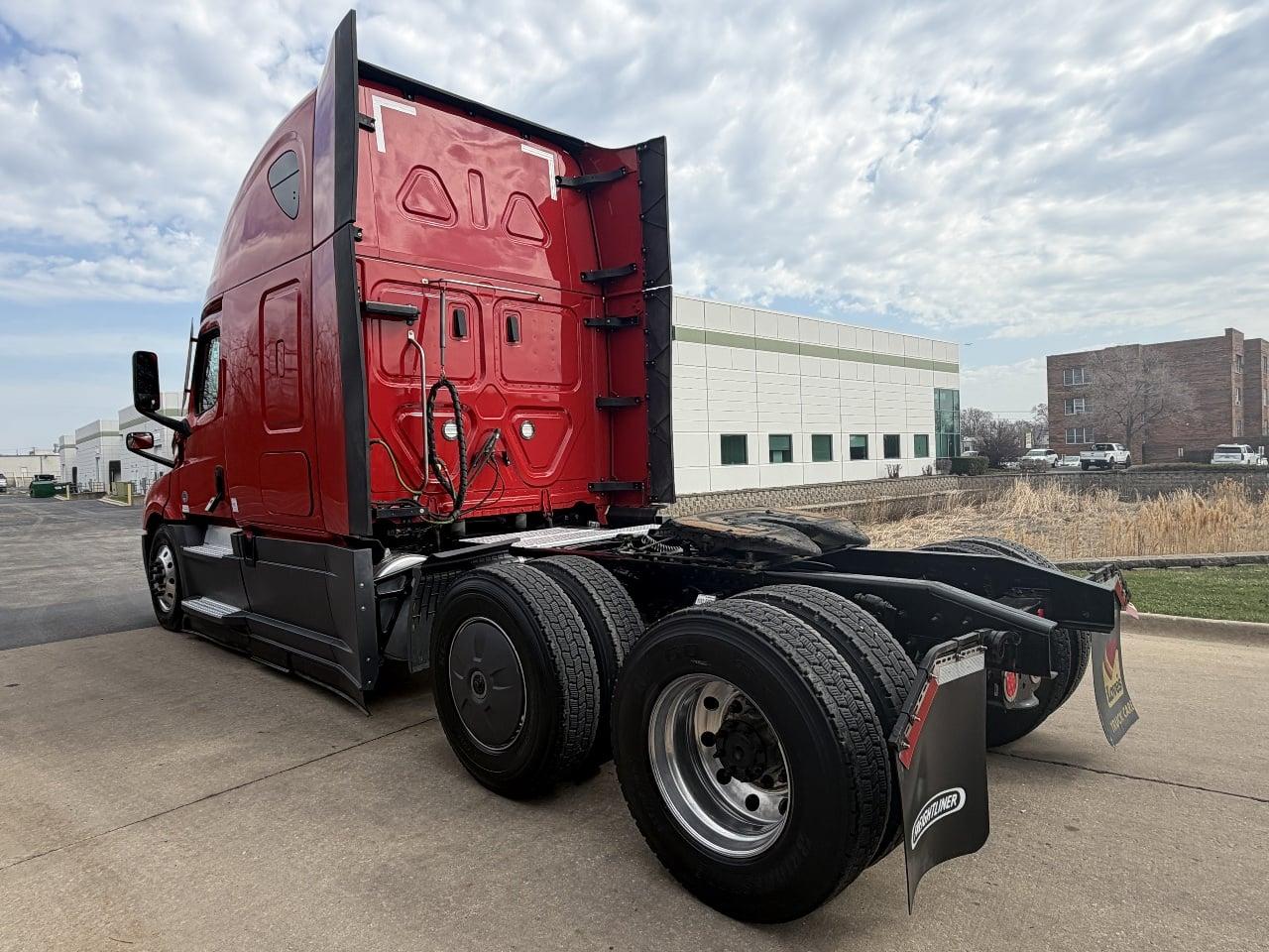 2023 Freightliner Cascadia in Frontage Road Shorewood, IL — photo 5