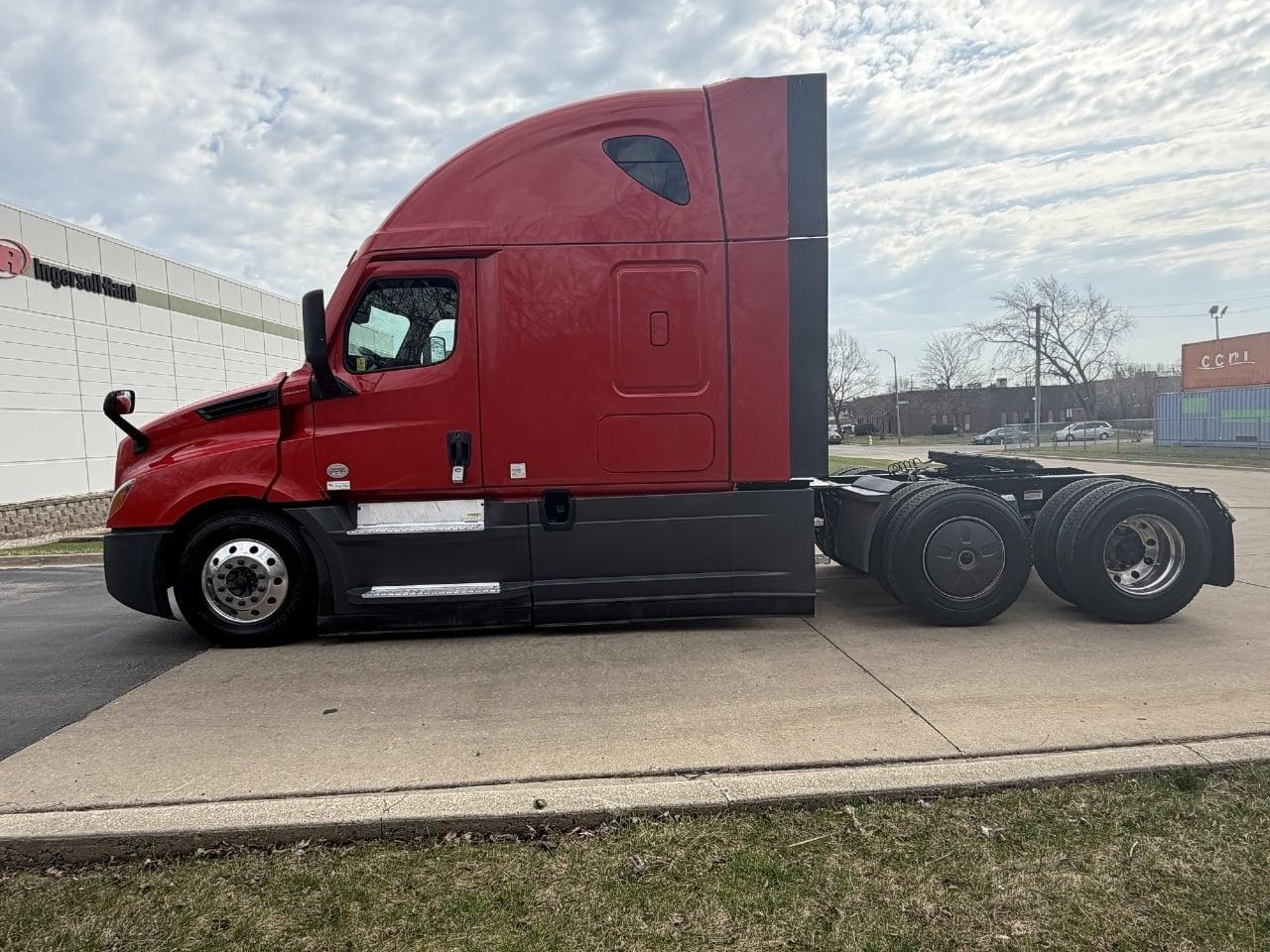 2023 Freightliner Cascadia in Frontage Road Shorewood, IL — photo 6